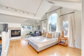 Bright 3BR/2BA | Steps to Hawthorne | 5 Beds - Image 2