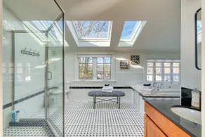 Bright 3BR/2BA | Steps to Hawthorne | 5 Beds - Image 2