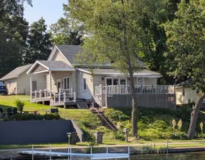 Cozy cottage on peaceful lake - Image 3