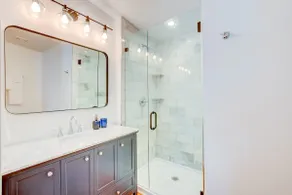 Cottage with Privacy, 150ft to King + Parking - Image 3