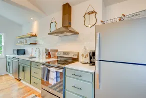 Cottage with Privacy, 150ft to King + Parking - Image 2