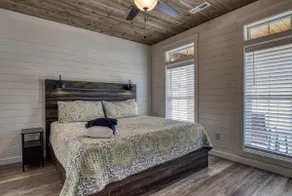 Lazy River Cabin, River Front, Hot Tub, WIFI, 560 in FREE Attraction tickets each paid day! - Image 5