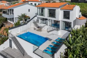 A balcony over Funchal and sea | Monte White House - Image 2