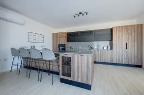Superlative 3BR Penthouse, Private Pool and Views - Image 2