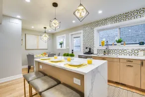 Stylish Chicago Retreat: Walk to Loyola University - Image 2