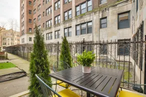 Stylish Chicago Retreat: Walk to Loyola University - Image 3