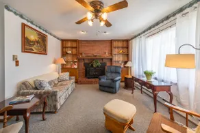 Peaceful Farmhouse Retreat Near Court House - Image 5