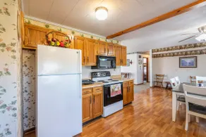 Peaceful Farmhouse Retreat Near Court House - Image 4