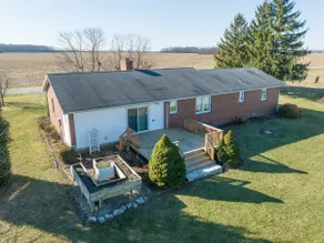 Peaceful Farmhouse Retreat Near Court House - Image 2