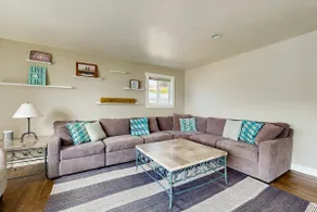 Stunning 4BR Lakefront - Dock - Balcony - Image 5