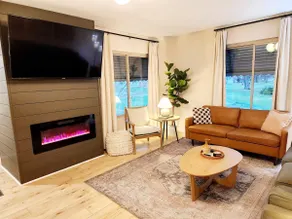 Apr specials, renovated, spacious, loaded. firepit - Image 2