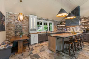 Farmhouse with Hot Tub, Game Room, Pond, Creek - Image 5