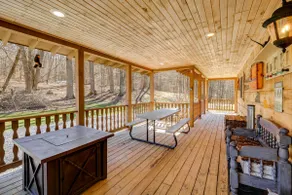 Tranquil Mountain Getaway in Troutdale: Game Room! - Image 2