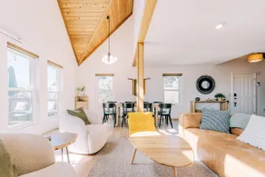 Escape to Tranquility: Views & Modern Amenities - Image 5