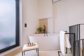 Luxurious Duplex - bathtub - 2D 2B over Casa Pilatos - Image 2