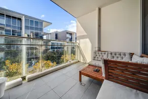 Canberra Lakefront 2-Bed with Gym & Parking - Image 3