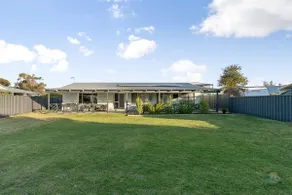 Sea Breeze A cosy 4/1 holiday home, just 300m from - Image 3