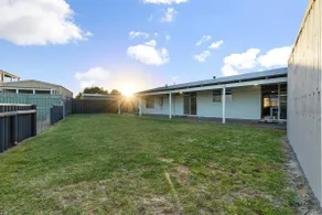 Sea Breeze A cosy 4/1 holiday home, just 300m from - Image 4