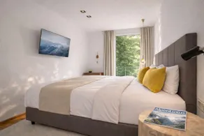 HEAVEN 7 Suite - Private Whirlpool & Garden - Image 3