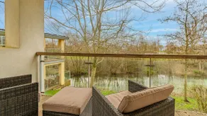 Luxury 5 Bedroom Lake House with shared pool/spa at Lower Mill Estate - Image 5