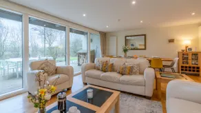 Luxury 5 Bedroom Lake House with shared pool/spa at Lower Mill Estate - Image 2