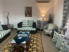 Apartamento de un dormitorio con vistas a la ciudad local al aeropuerto - Image 2