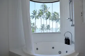 Beachfront 3-Bed with Pool & Stunning Ocean Views - Image 5