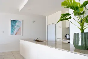 Beachfront 3-Bed with Pool & Stunning Ocean Views - Image 4