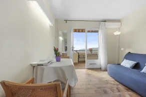 Appartement 'Le Mas Berliat F2 N°14' avec vue sur la mer, Wi-Fi et climatisation - Image 3