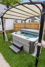 Escape to Fun: Hot Tub & Game Arcade Retreat - Image 3
