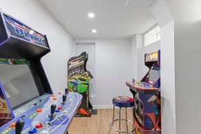 Escape to Fun: Hot Tub & Game Arcade Retreat - Image 5