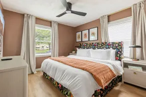 Escape to Fun: Hot Tub & Game Arcade Retreat - Image 2