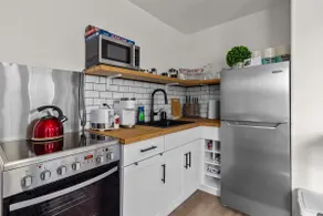 Queens Suite 1BR Free Parking - Image 3