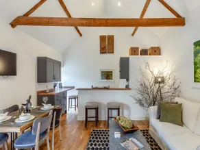 Midsummer Cottage Retreat - Image 3
