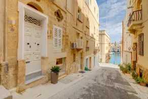 Charming Maltese Townhouse in Senglea - Image 2