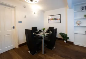 Royal Retreat & Lego Lodge with free parking - Image 4