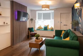 Royal Retreat & Lego Lodge with free parking - Image 2