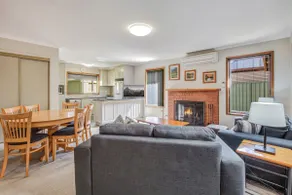 Camelia Place, Bright - Image 3