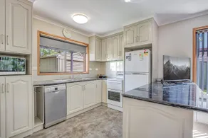 Camelia Place, Bright - Image 2