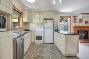 Camelia Place, Bright - Image 5