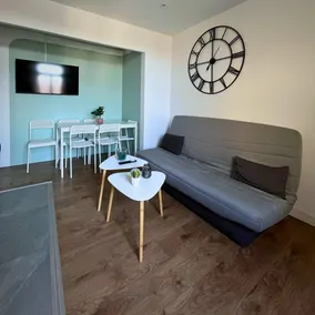 SQ Apartment – 2 Bedrooms • Near Station • Wi-Fi - Image 4