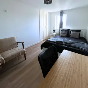 SQ Apartment – 2 Bedrooms • Near Station • Wi-Fi - Image 3