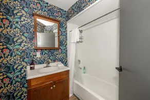 2 King Beds, Near OTR and Downtown, Free Parking - Image 2