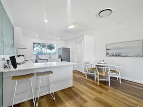 Spacious 2-Bed Townhouse with BBQ by the Beach - Image 4