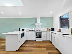 Spacious 2-Bed Townhouse with BBQ by the Beach - Image 5
