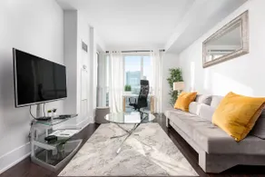 Gorgeous 2BR | 2BA | CN Tower & Lake View - Image 4