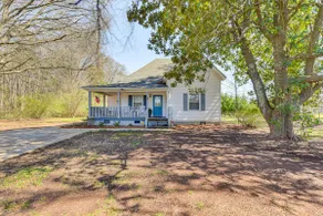 'the Farmhouse' in Fort Lawn w/ Fire Pit & Deck! - Image 2
