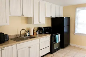 Walk to the beach! 2 BR unit in central Jax Beach - Image 3