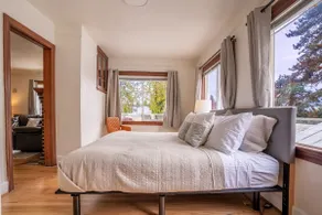 Burien's 3-BR Middle Unit Retreat with Deck BBQ - Image 2