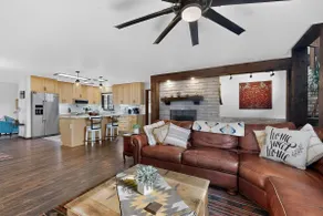 Spacious 2300 Sq Ft|Rooftop Deck| Near I-40 - Image 2